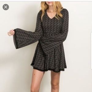 🎉HP 🌼 Floral bell sleeved dress